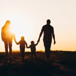 4 життєві цінності, які важливо передати своїм дітям