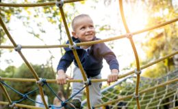 Табу для родителей: 5 вещей, которые нельзя делать на детской площадке