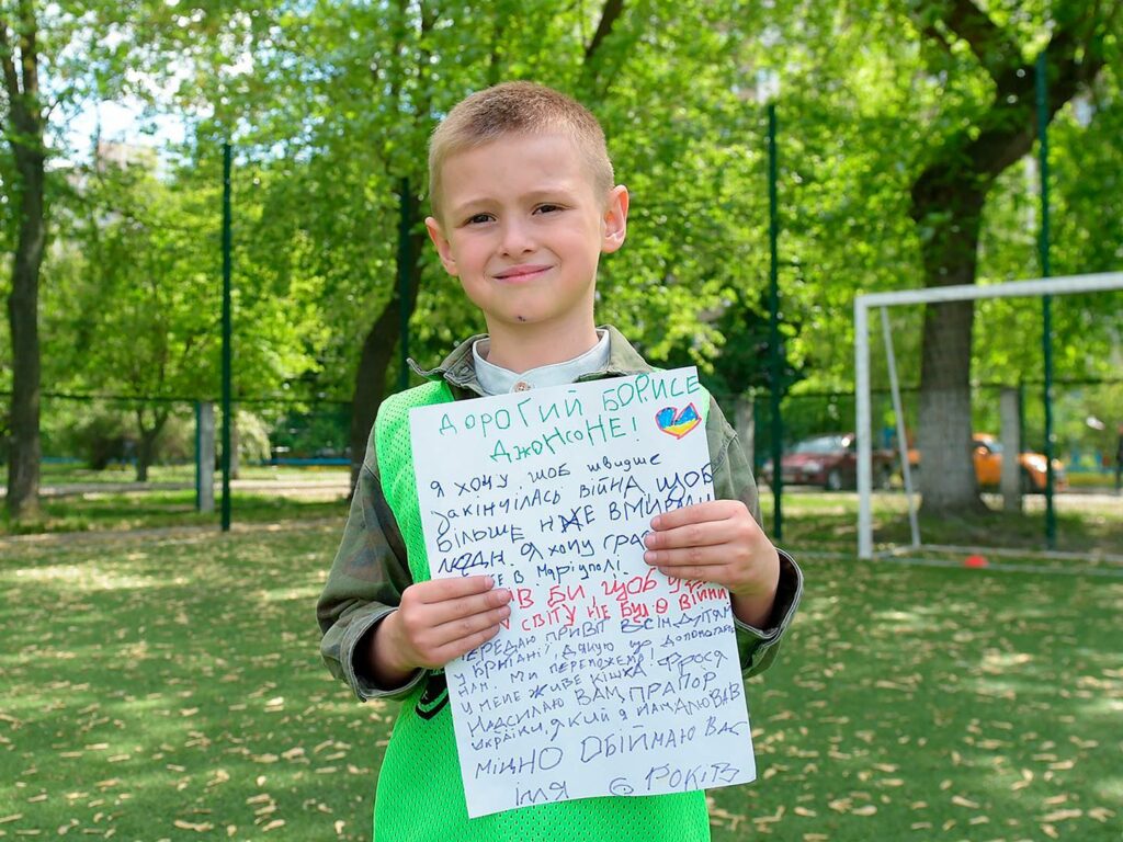 Не прочитать без слез: 6-летний мальчик из Мариуполя, который потерял родителей, написал письмо Борису Джонсону