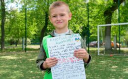 Не прочитать без слез: 6-летний мальчик из Мариуполя, который потерял родителей, написал письмо Борису Джонсону