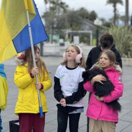 Мітинги, пісні, малюнки: дружина Анатолія Анатоліча розповіла, як її доньки підтримують Україну