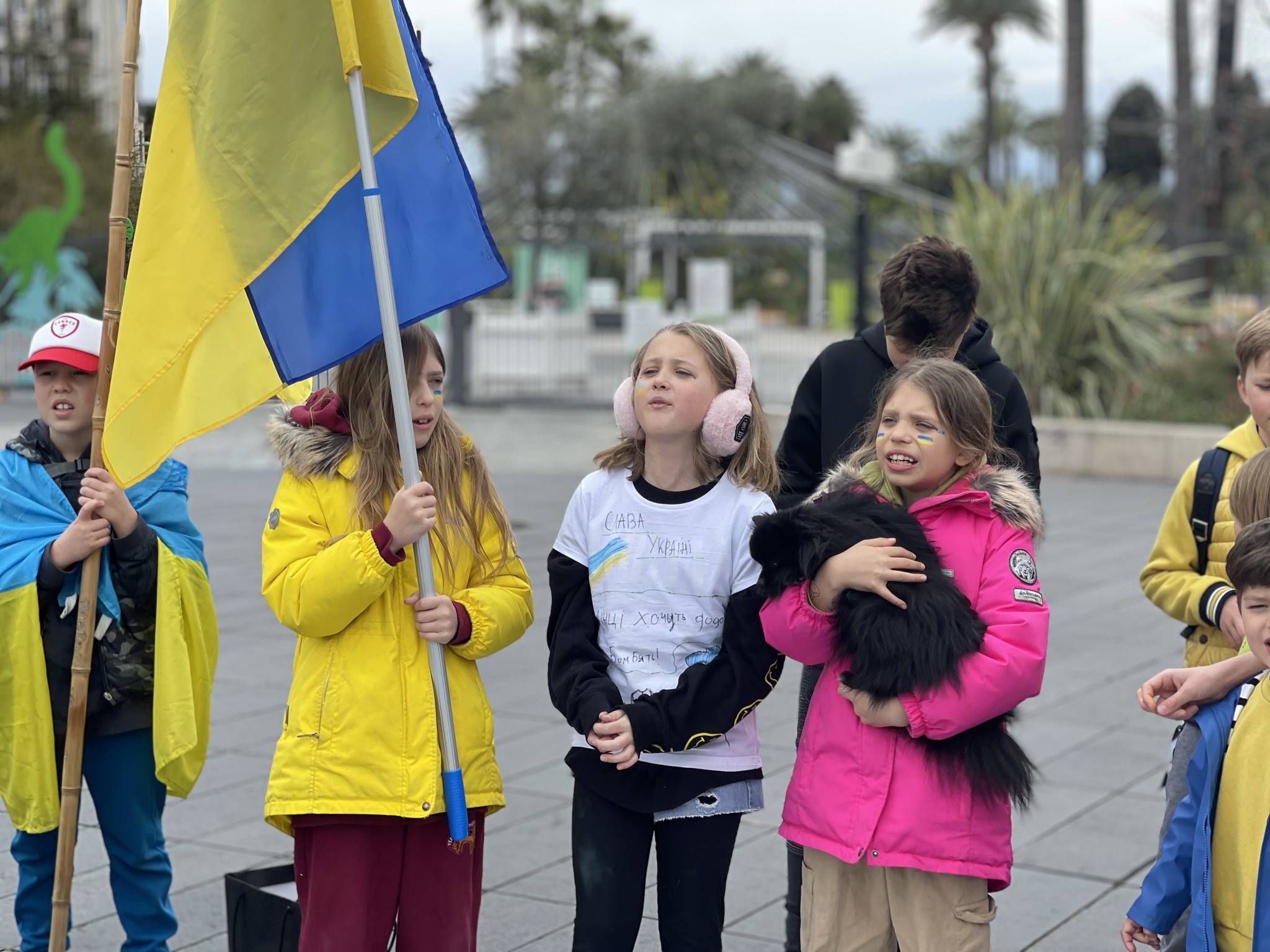 Мітинги, пісні, малюнки: дружина Анатолія Анатоліча розповіла, як її доньки підтримують Україну