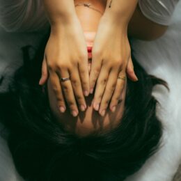 Повернутись до життя: 3 кроки, які допоможуть перебороти свою тривогу