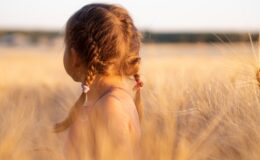 Малыш, я тебя не обижу: как быть безопасным взрослым рядом с чужим ребенком