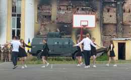 Видео дня: выпускники из Харькова станцевали вальс на фоне разбомбленной школы