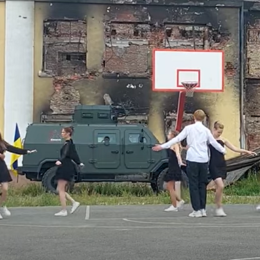 Відео дня: випускники з Харкова станцювали вальс на тлі розбомбленої школи