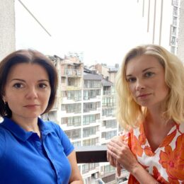 Лідія Таран і Марічка Падалко зворушили мережу кадрами першої зустрічі на тлі зруйнованого київського будинку
