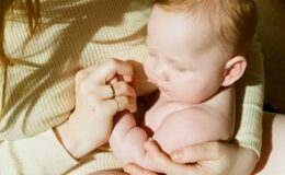 «Молоко»: 10 приголомшливих фото про красу та біль материнства
