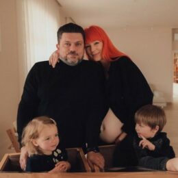 Светлана Тарабарова показала свою обстрелянную школу в Херсоне