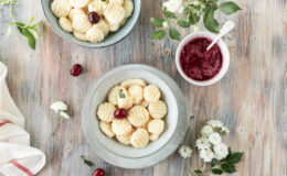 С мукой, манкой, яблоками: 10 самых вкусных рецептов сырников