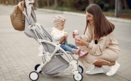 Ученые рассказали, как вы вредите ребенку накрывая коляску в жару