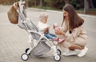 Вчені розповіли, як ви шкодите дитині накриваючи коляску в спеку