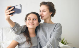 «Мам, ну не фоткай»: ошибки родителей относительно безопасности детей в интернете