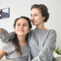 «Мам, ну не фоткай»: ошибки родителей относительно безопасности детей в интернете