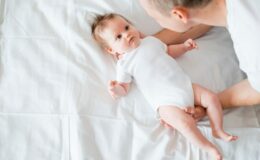 Младенец сильно потеет зимой: нужно ли волноваться родителям?