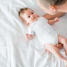 Младенец сильно потеет зимой: нужно ли волноваться родителям?