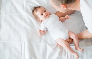 Младенец сильно потеет зимой: нужно ли волноваться родителям?