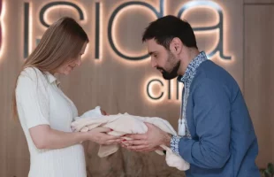 Віталій Козловський став батьком: перші фото з дитиною та дружиною