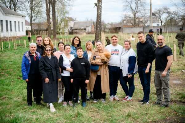 Іменні дерева памʼяті дітей, які загинули внаслідок війни висадили у Макарові