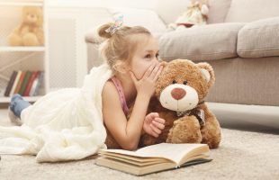 С какого возраста ребенка следует учить читать: мнения ученых и психологов