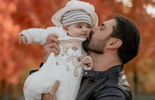 Співак-військовослужбовець Козловський замилував мережу фото з 8-місячним сином