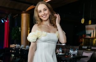 Зірка “Кріпосної” вагітна вдруге: акторка показала фото та відео з животиком