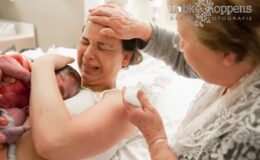 Сила двух женщин. Трогательные фото родов, во время которых мама поддерживает дочь