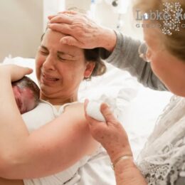 Сила двух женщин. Трогательные фото родов, во время которых мама поддерживает дочь