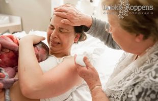 Сила двох жінок. Зворушливі фото пологів, під час яких мама підтримує доньку
