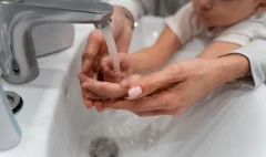 Як привчити дитину мити руки: поради для батьків