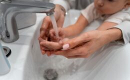Как приучить ребенка мыть руки: советы для родителей