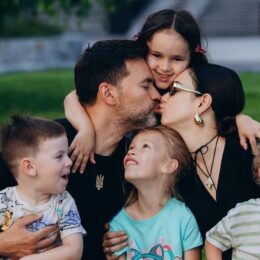 Успішно поєднують кар’єру з батьківством. Історії цих українських зірок надихають