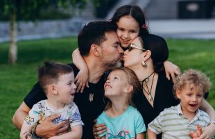 Успішно поєднують кар’єру з батьківством. Історії цих українських зірок надихають