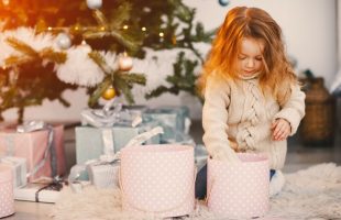 Подарунки з користю: як вибрати іграшку, яка допоможе в розвитку