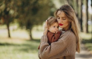 З цією небезпечною звичкою зіштовхуються майже 30% молодих мам. Про що йдеться та як її уникнути