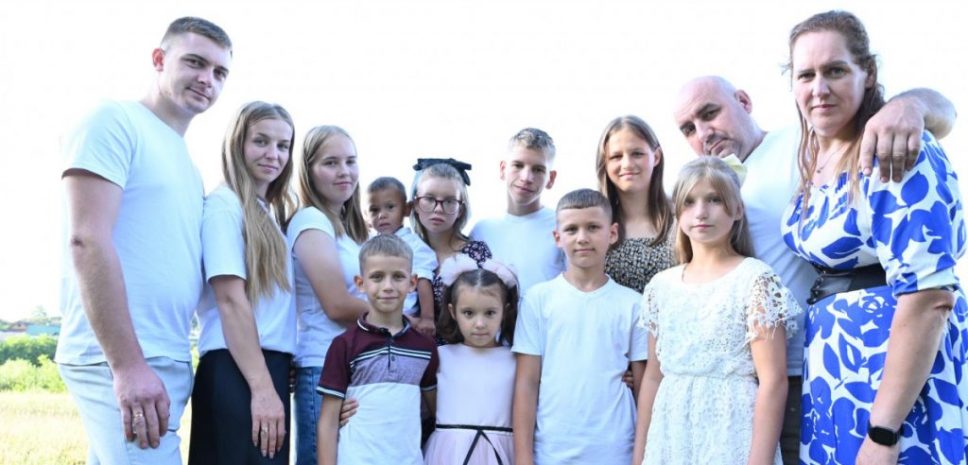 Народжені серцем: історія родини з Волині, яка виховує 18 дітей