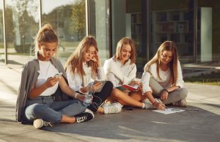 Шаги в будущее: как помочь подростку выбрать профессию
