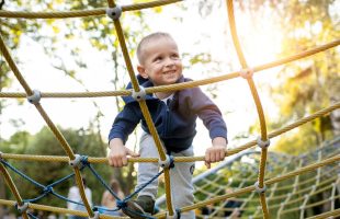 Табу для родителей: 5 вещей, которые нельзя делать на детской площадке
