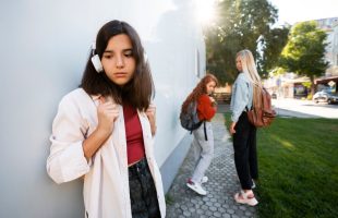 Подростковые комплексы: как помочь ребенку принять себя