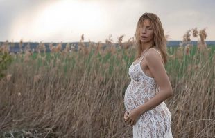 Леся Никитюк стала мамой: телеведущая родила первенца и поделилась снимками из роддома