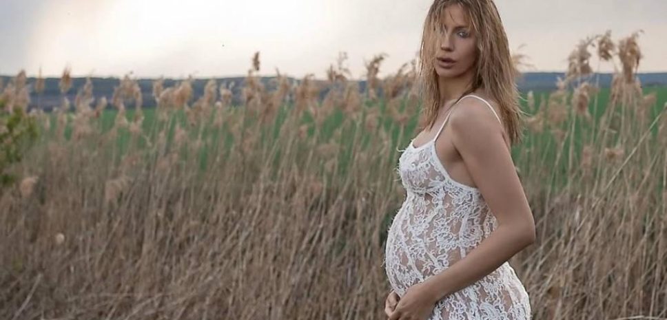 Леся Никитюк стала мамой: телеведущая родила первенца и поделилась снимками из роддома