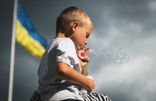 Перевірені благодійні фонди, що допомагають українським дітям