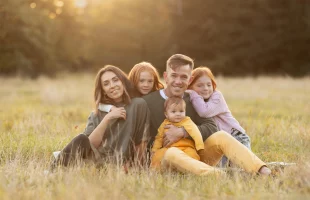 Допомога сім’ям з дітьми: як багатодітним отримати виплати у 2025 році