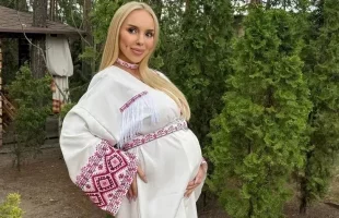 Співачка СолоХа втретє стала мамою й розсекретила стать та ім’я дитини