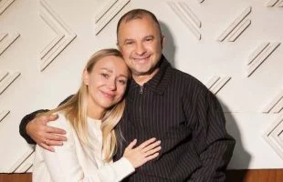 Дружина Віктора Павліка розповіла про затримку й зробила тест на вагітність