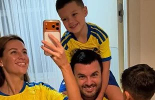 Син ведучого “Холостяка” розсекретив ім’я майбутньої сестрички