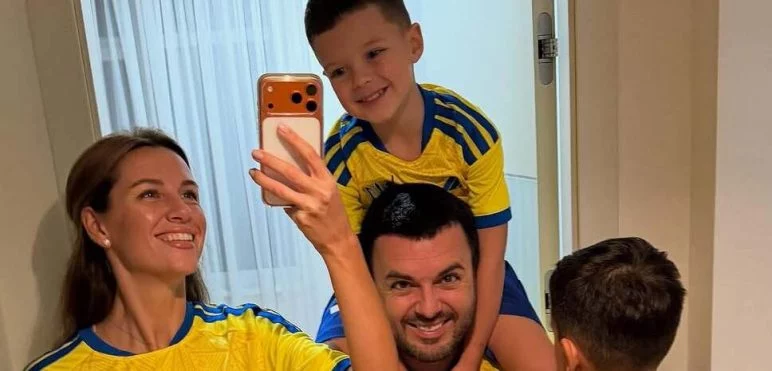 Син ведучого “Холостяка” розсекретив ім’я майбутньої сестрички