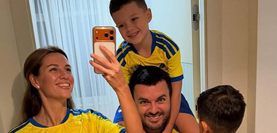 Син ведучого “Холостяка” розсекретив ім’я майбутньої сестрички