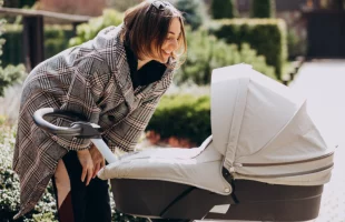 Кто имеет право на выплаты при рождении ребенка в Украине с 2026 года