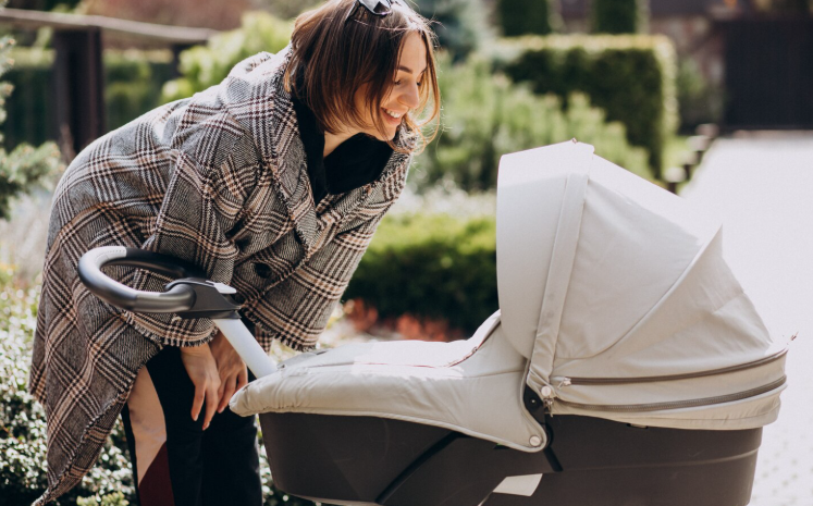 Кто имеет право на выплаты при рождении ребенка в Украине с 2026 года